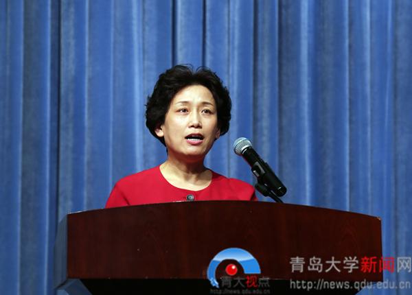 张华代表青岛市卫计委,对青岛大学医学部成立表示热烈祝贺.